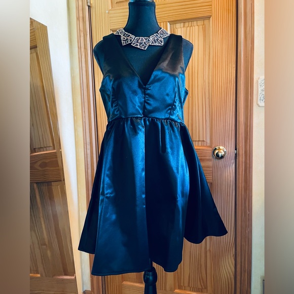 Black satin plunge prom midi dress - Picture 4 of 4